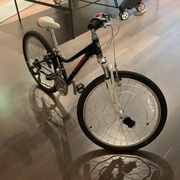 Used MT 220 Girls 24" Black/Pink 2015 - Picture 1 of 7